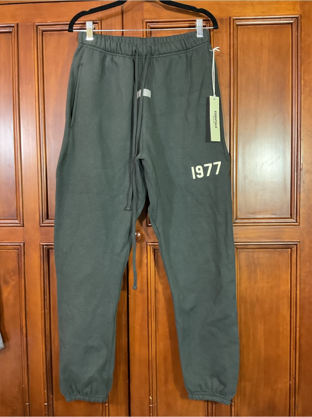 Essentials Fear Of God Men’s Sweatpants size Medium New With Tags Gray Logo 1977